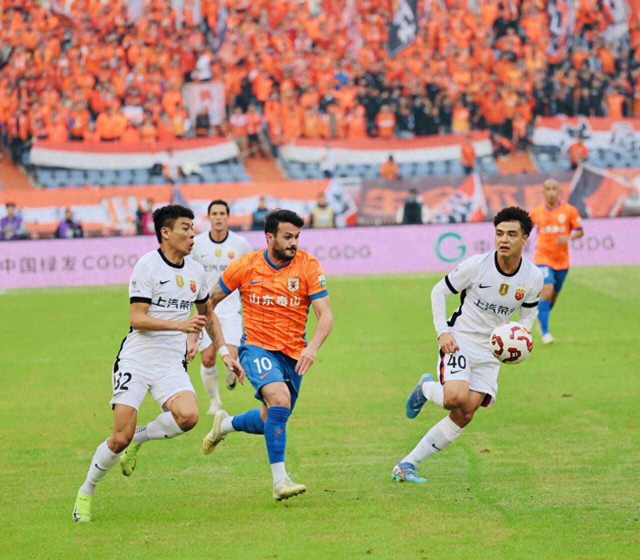 爱游戏在线入口 - 赛前体能课后，里昂篮板制胜备战中超，压力陡增，阵容厚度经受考验